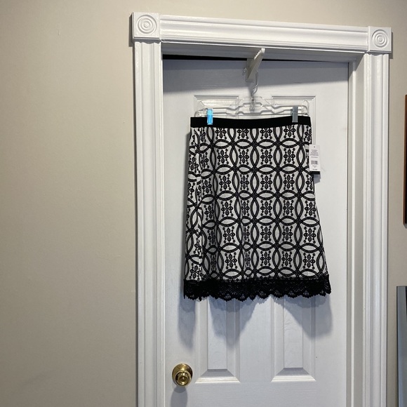 βοΈ 2X Host Pick βοΈ NWT - Isaac Mizrahi Black White Scalloped Lace Skirt Sz M* - Picture 4 of 12